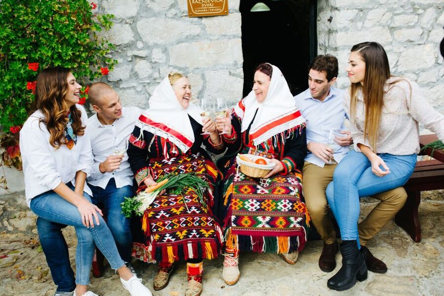 From Biograd: Wine and Olive Oil Tasting in Ražnjevića Dvori - The core tasting: 4 premium wines with prosciutto, cheese, and bread