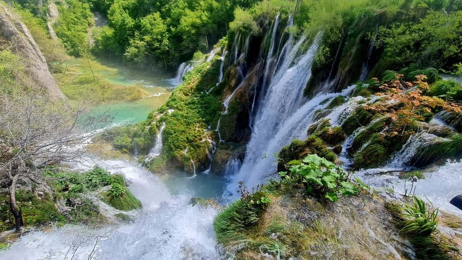 From Zadar: Plitvice Lakes Day Trip with Guide and Boat Tour - The Comfort Factor: Air-Conditioned Bus and How It Affects Your Day