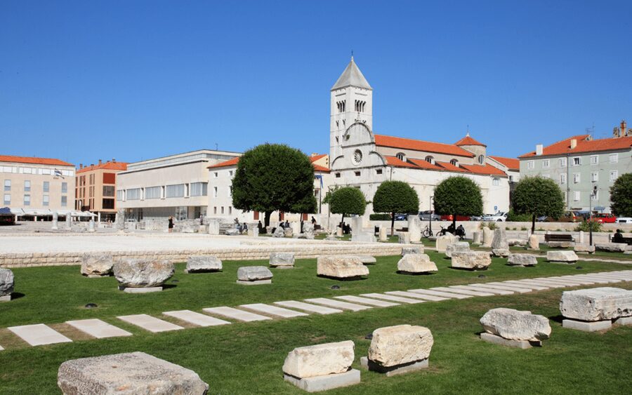 History Walking Group Tour in Old Center of Zadar - The vibe: history with everyday context
