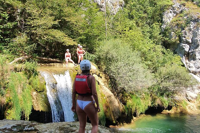 Kayaking in Mreznica Waterfalls near Slunj and Plitvice Lakes - Rowing downstream to Tržić Bridge: the ending that feels tidy