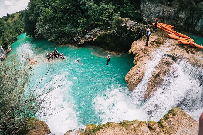 Kayaking Mrežnica river - Milkovića slap: the jump choice that defines the day