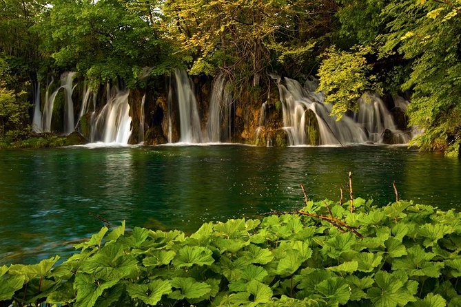 Plitvice Lakes Guided Tour - The route: Lower + Upper Lakes by foot, electric boat, and train