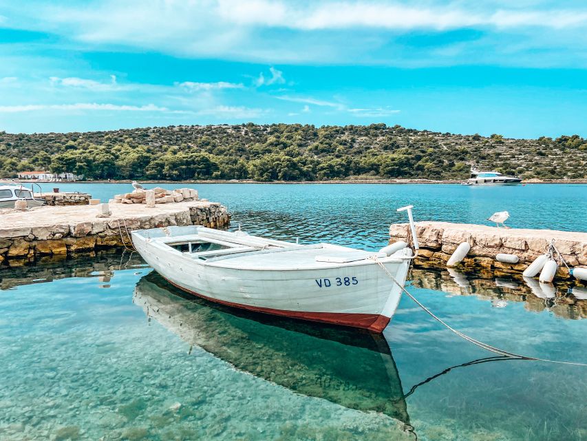RIVIERA TOUR FROM ŠIBENIK, ZLARIN, PRVIĆ AND TIJAT - Tijat: uninhabited calm, charming bays, and a beach bar break