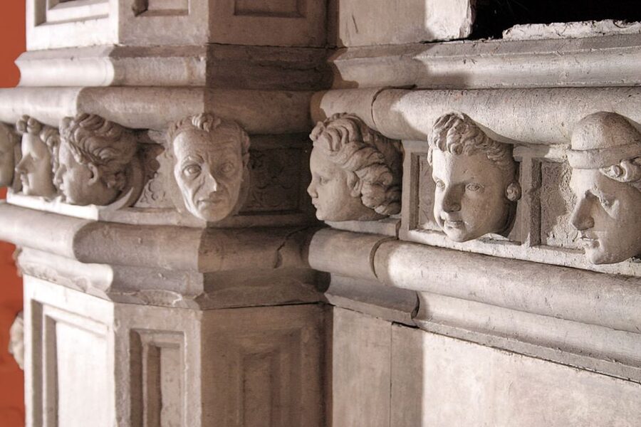 Šibenik walking tour in one hour! - Jurje’s Heads and the Cathedral Autograph Ending