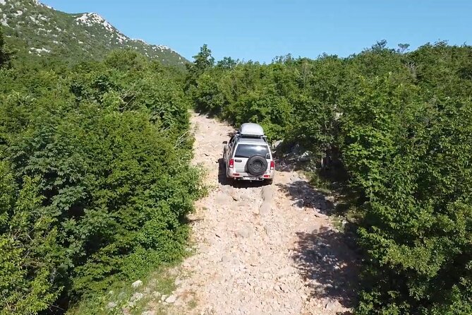 TuLove 4L, Velebit Safari, 4x4 off-road and hiking - Stop 2: TuLove Grede rock formations and the Winnetou connection