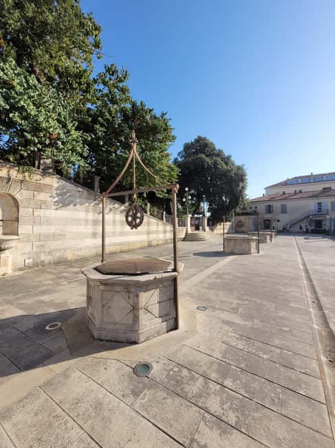 Zadar: City Highlights Walking Tour in Polish - Five Wells Square and the Roman Forum at dusk