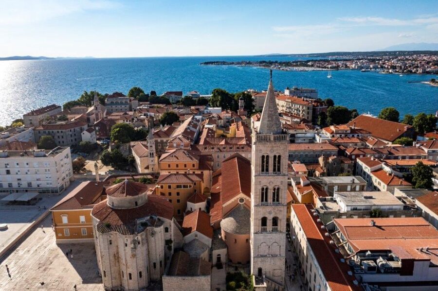Zadar: E-scooter self guided tour - St. Donatus and Kalelarga: the moment the city feels real