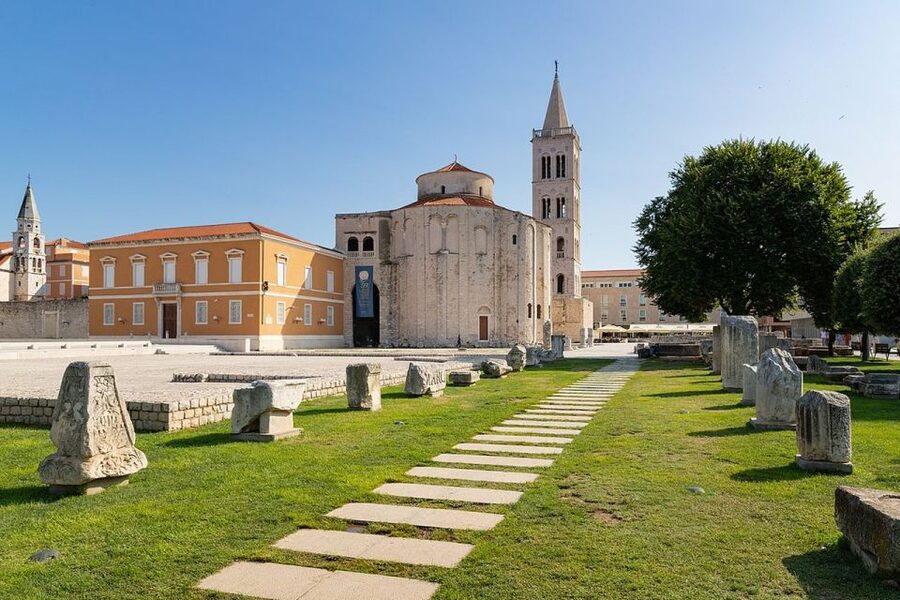 Zadar: Old Town Evening Group Guided Walking Tour - Starting at Five Wells Square and Finding Your Guide