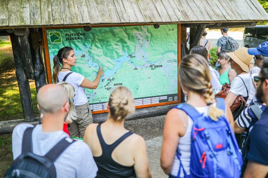 Zadar: Plitvice Lakes Full-Day Guided Tour with a Boat Ride - Wildlife in the park: how to see deer and big animals the smart way