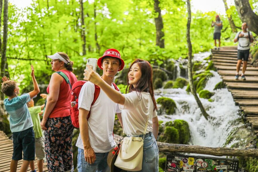 Zadar: Plitvice Lakes Full-Day Guided Tour with a Boat Ride - What to bring (and what to skip) for Plitvice’s cool, wet terrain