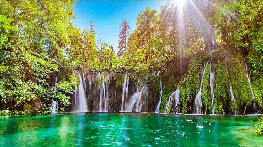 Zadar: Plitvice Lakes with Boat Ride and Zadar Old Town Tour - Getting out of Zadar: the bus ride and the morning tempo