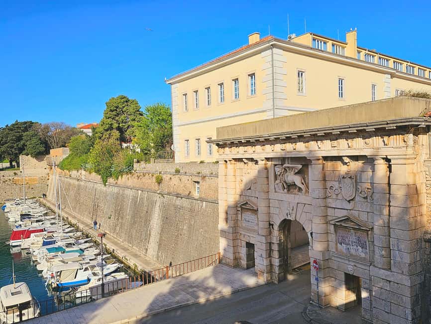 Zadar: Private walking tour through history and modern time - Five Wells Square: a break in the route that adds meaning